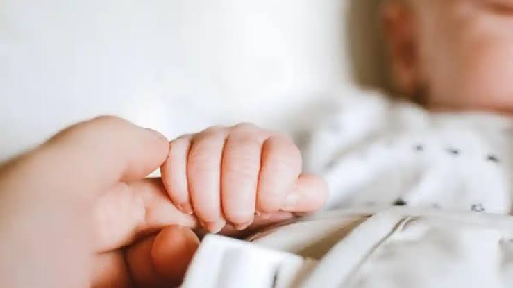 Doa Menjenguk Bayi Baru Lahir dalam Islam: Arab, Latin, Arti, dan Adabnya